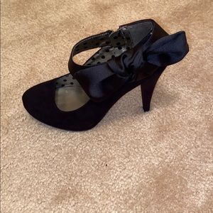 Black fergalicious heels with bow size 8!